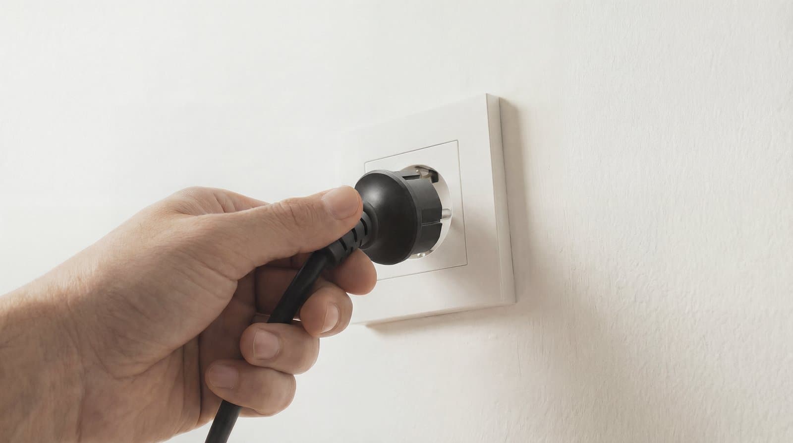 De stekker van de Solarbank gaat in een geaard stopcontact