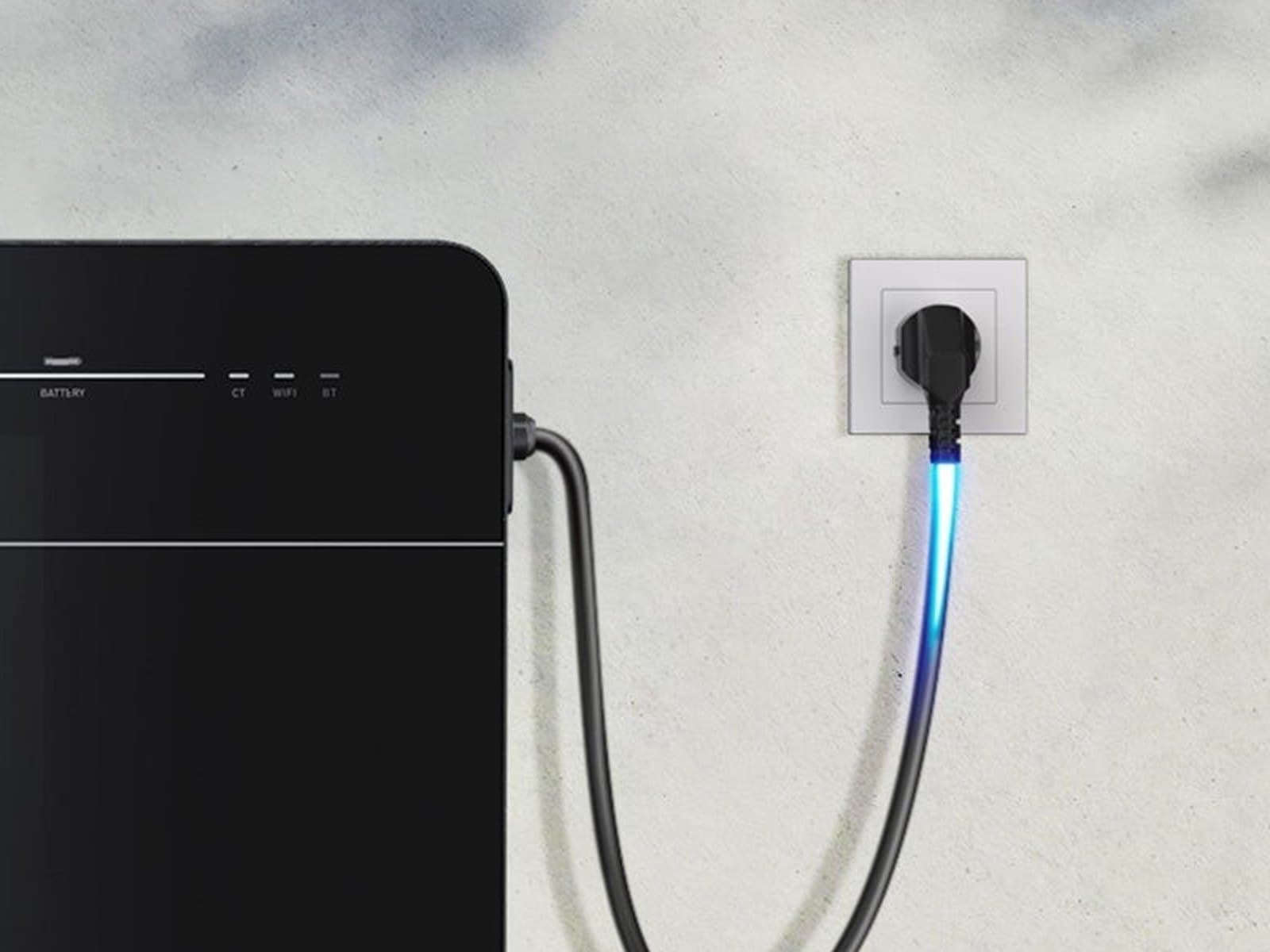 De kabel van de Venus E 3.0 in een stopcontact buiten aan de muur